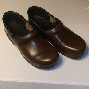DANSKO BROWN LEATHER RN CLOGS SZ40